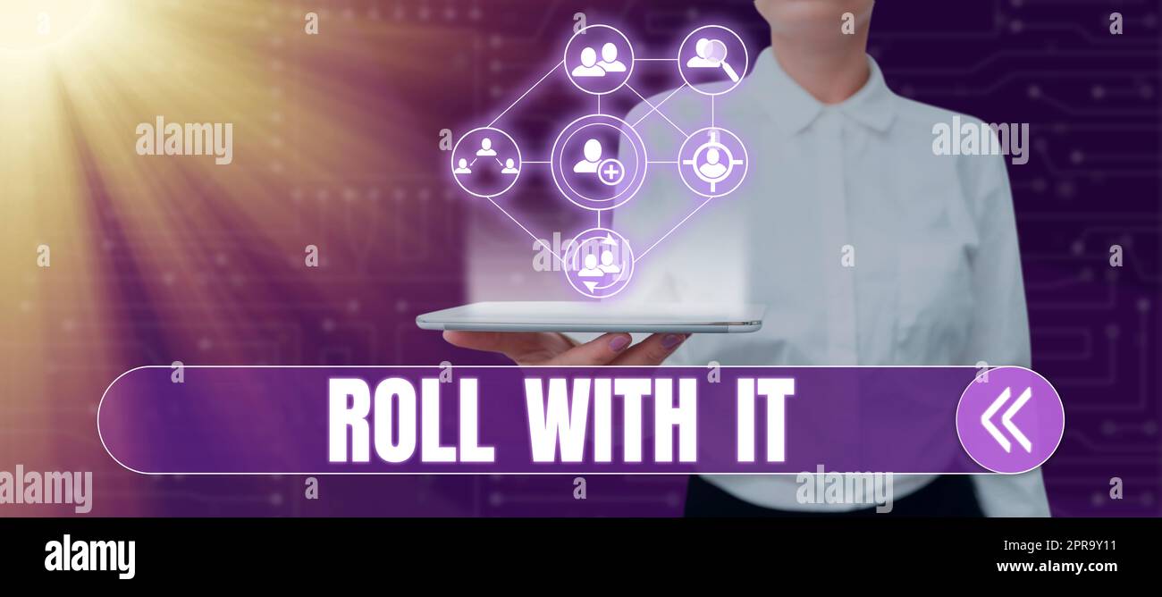 Didascalia concettuale con IT. Parola per andare avanti con le cose senza avere grandi aspettative donna in possesso di un tablet con Digital Human S che presenta lo scambio di dati. Foto Stock