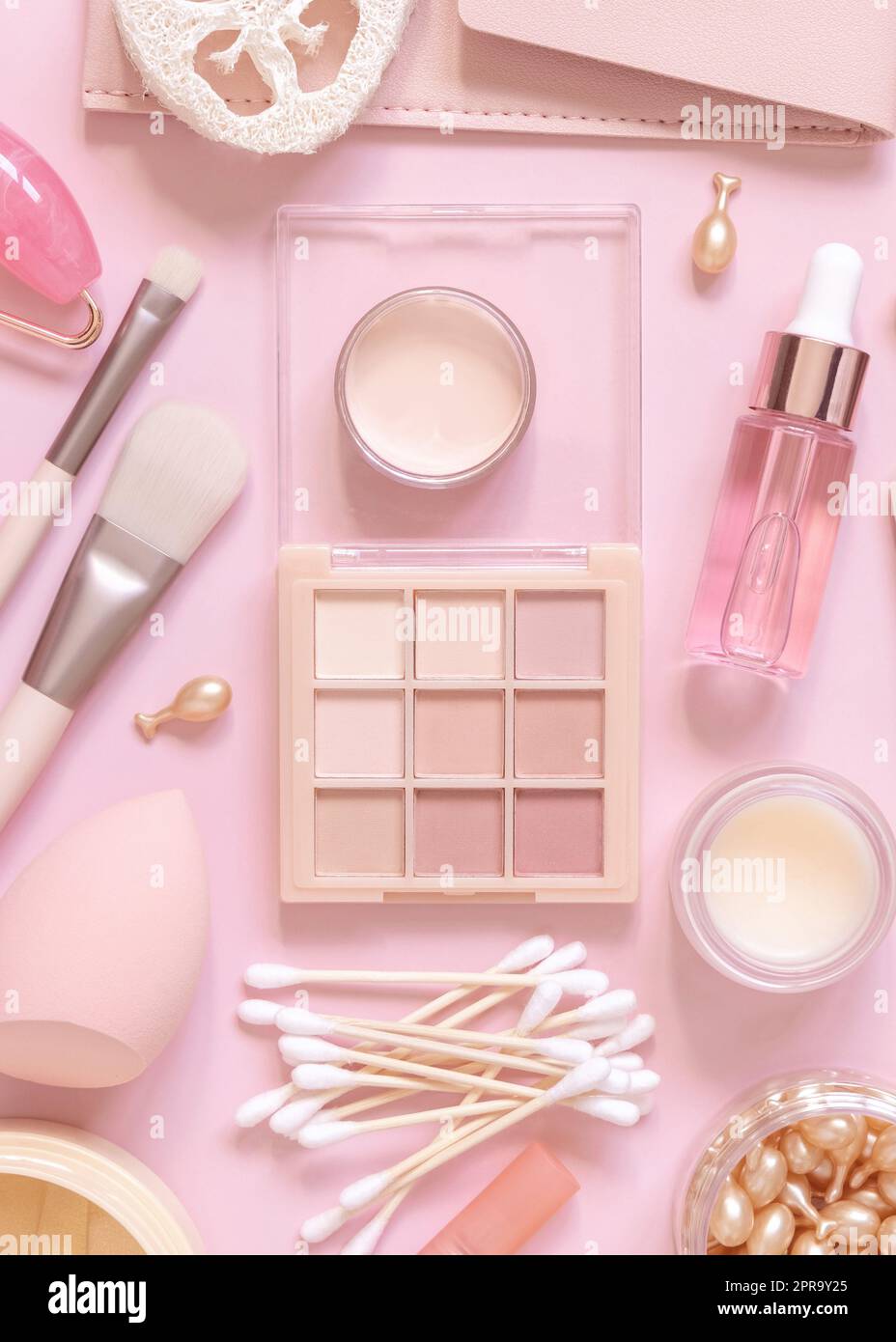 Prodotti naturali per la cura della pelle e cosmetici decorativi in rosa chiaro, vista dall'alto Foto Stock