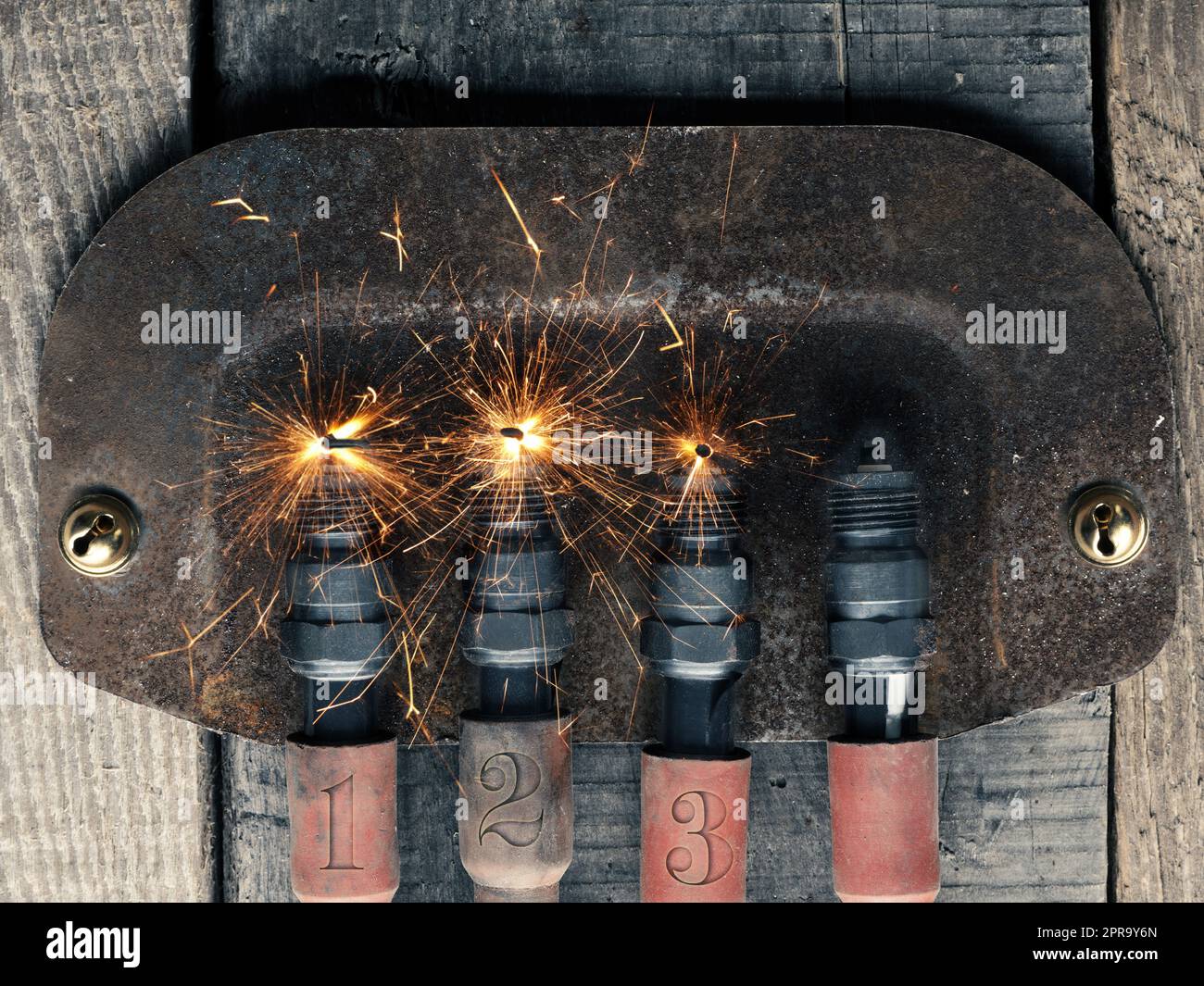 Sfondo del terzo Avvento con quattro candele sul cartello arrugginito, avvento in officina Foto Stock