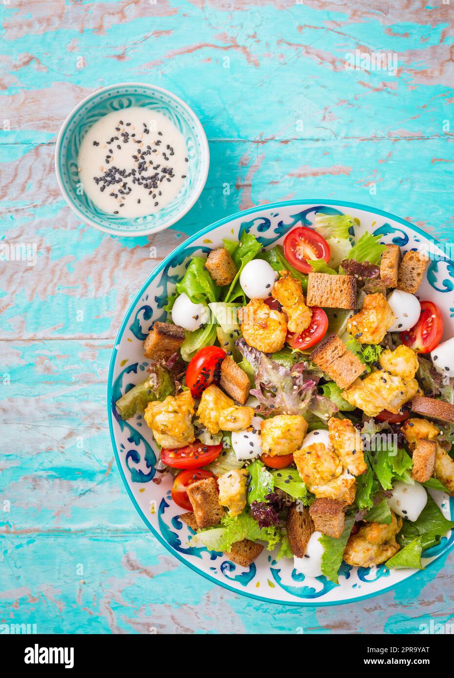 Un sano pollo grigliato insalata Caesar con formaggio e crostini Foto Stock