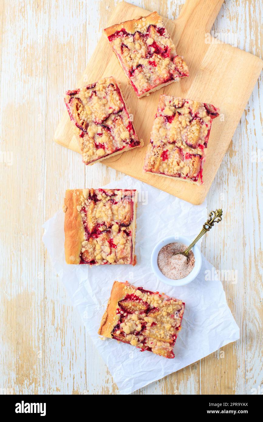 Torta di prugne fatta in casa con impasto lievitato e sbriciolature Foto Stock