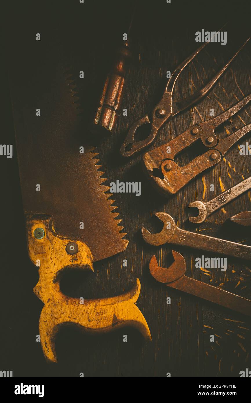 Collezione di utensili di falegnameria vintage su un vecchio banco di lavoro: Lavorazione del legno, lavorazione artigianale Foto Stock