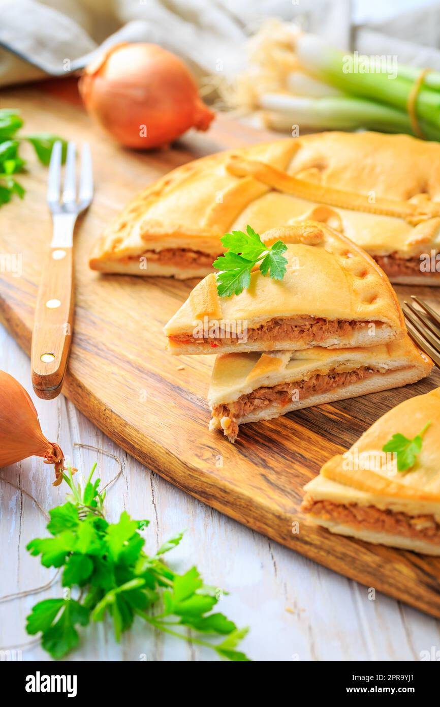 Empanada - torta tradizionale ripiena di tonno, cucina galiziana e spagnola. Foto Stock