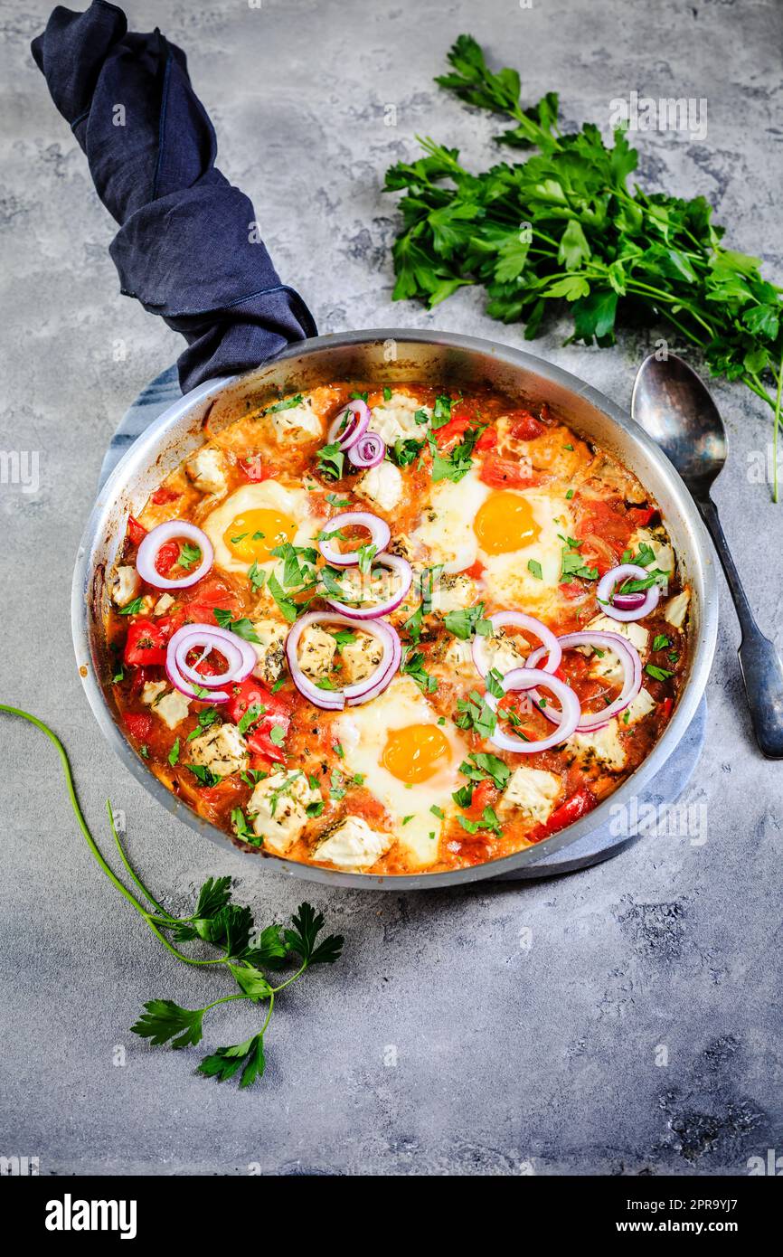 Shakshouka - uova in camicia in salsa di pomodori, peperoni, cipolla e formaggio feta. Pasto keto e carb basso Foto Stock