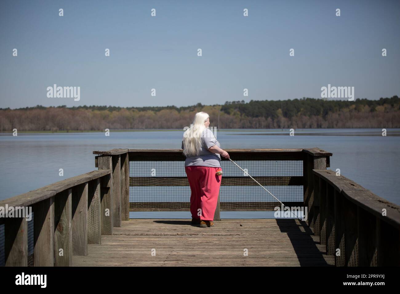 Donna cieca vicino all'acqua Foto Stock