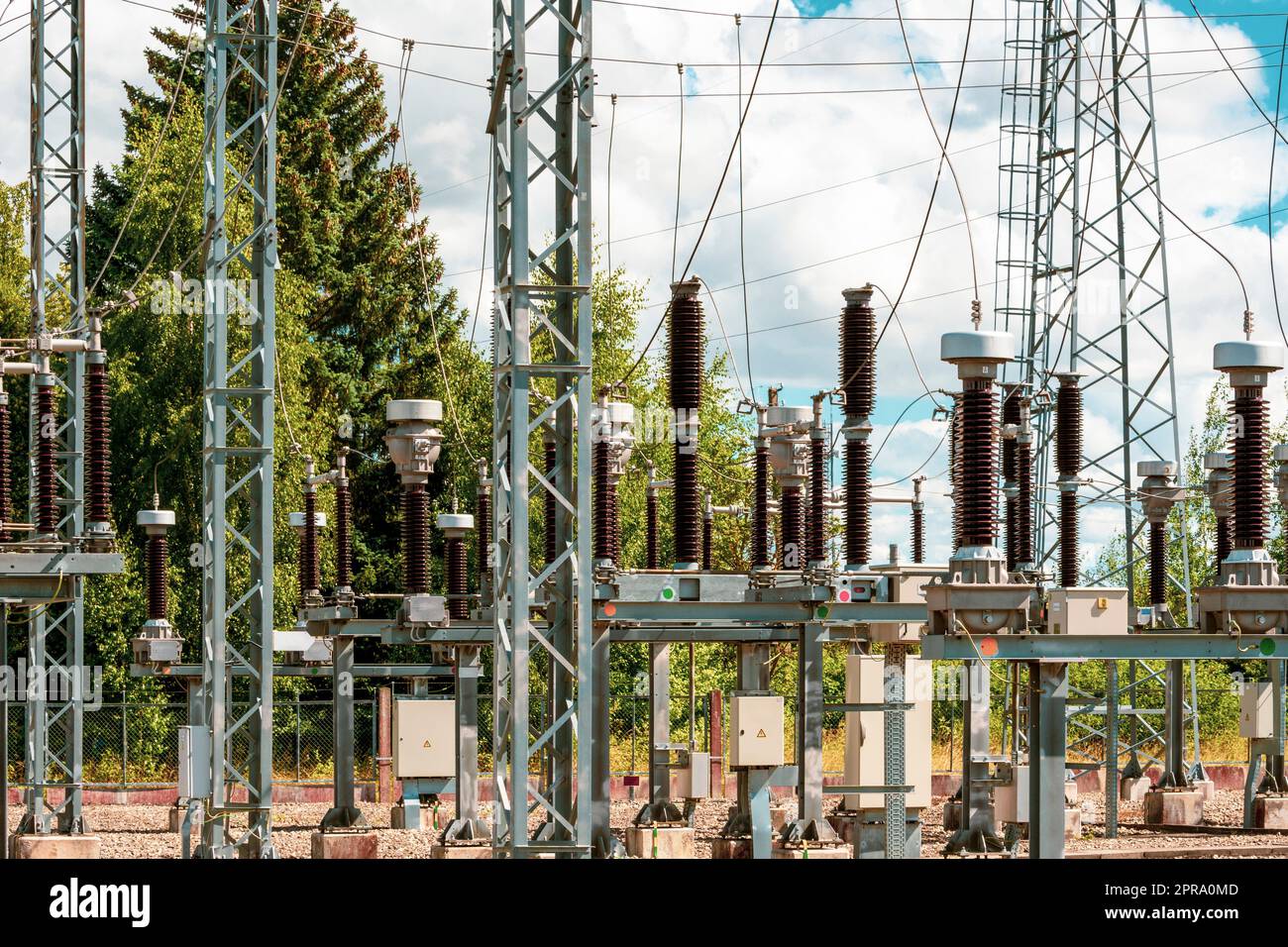 Distribuzione di energia elettrica in una grande sottostazione con molte linee elettriche Foto Stock