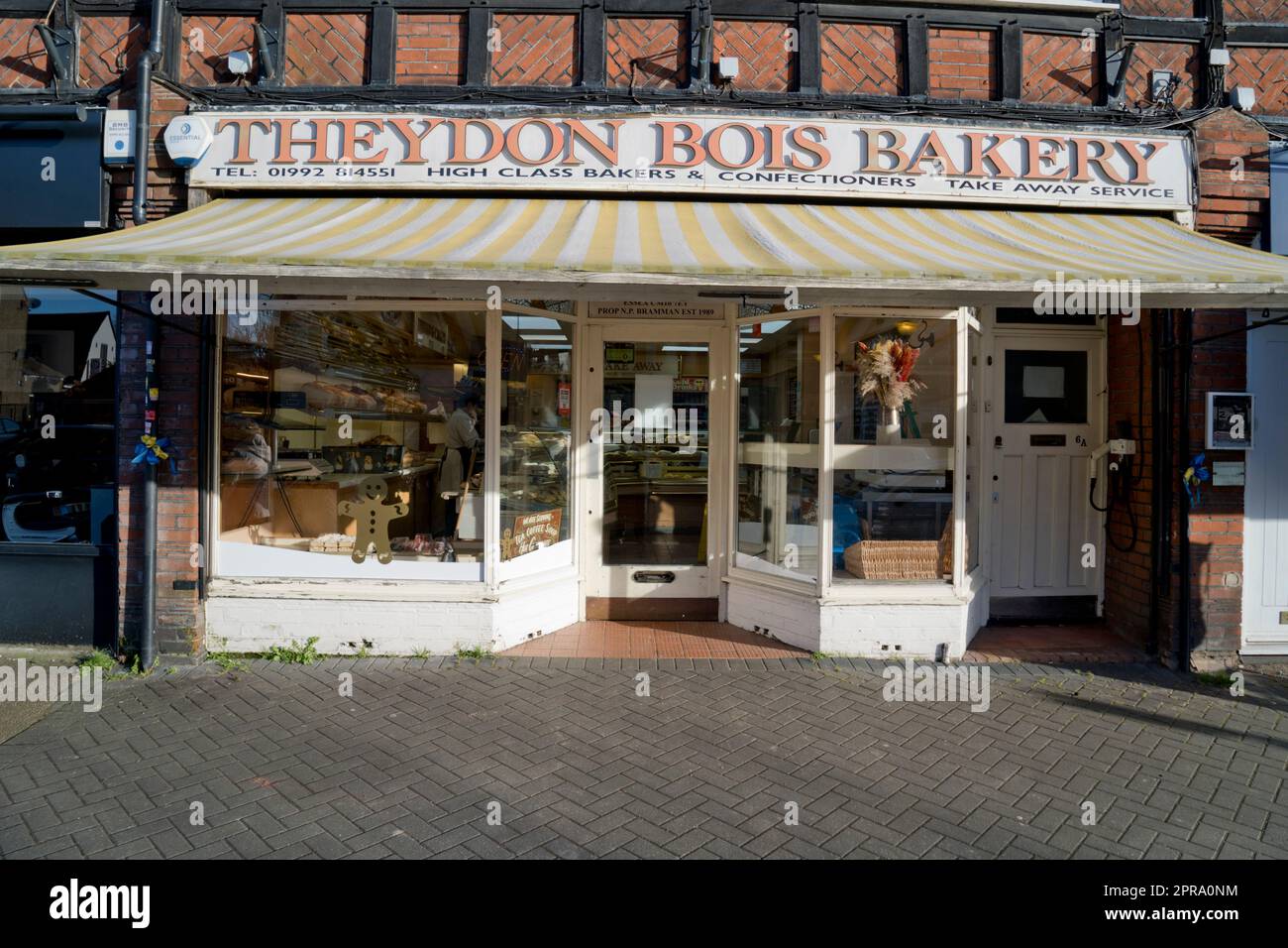 Theydon Bois Bakery, negozio tradizionale sulla strada principale inglese Foto Stock