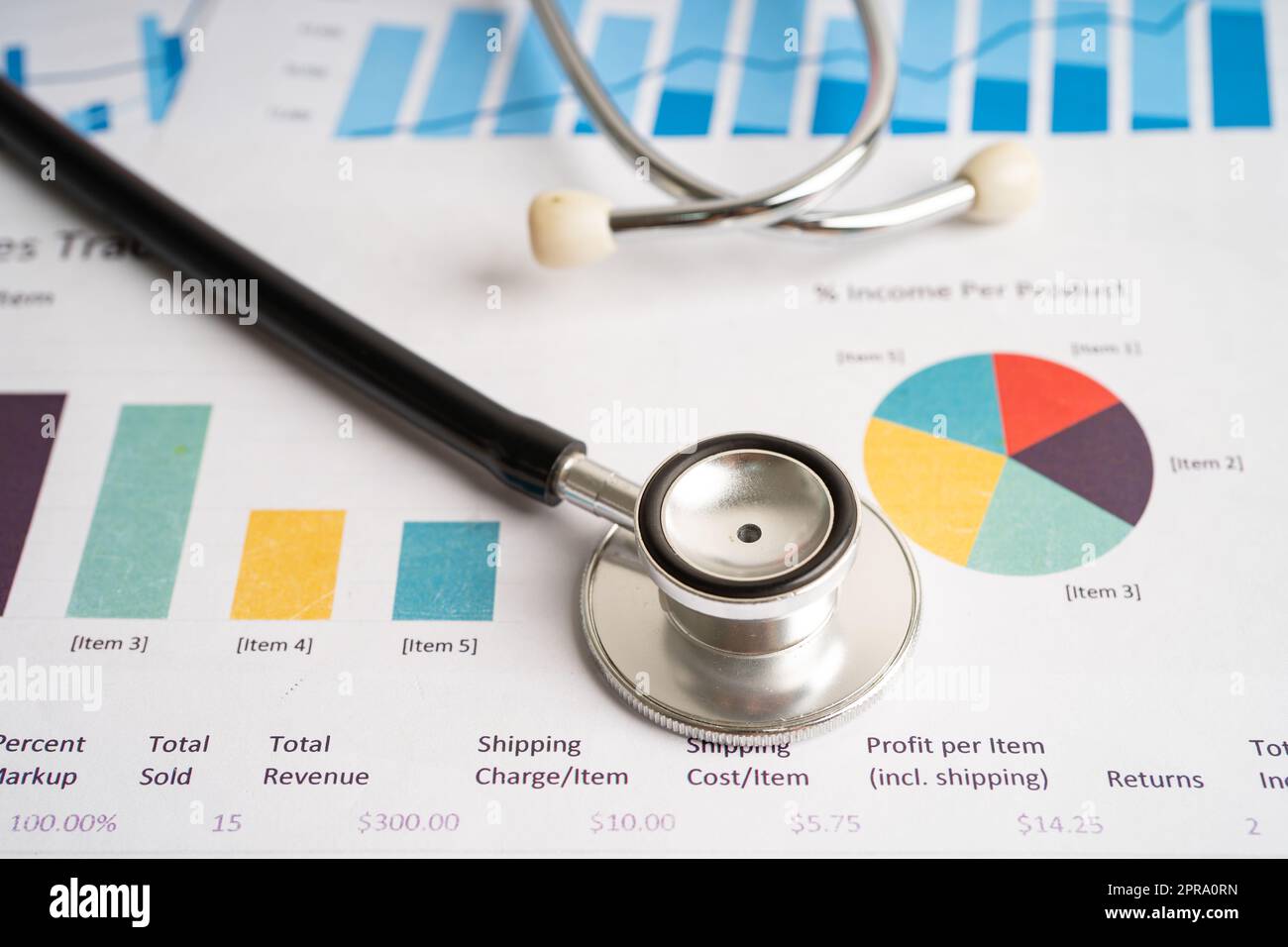 Stetoscopio su carta cartografica e grafica, Finanza, conto, Statistiche, investimenti, Dati analitici di ricerca economia e business Company concept. Foto Stock