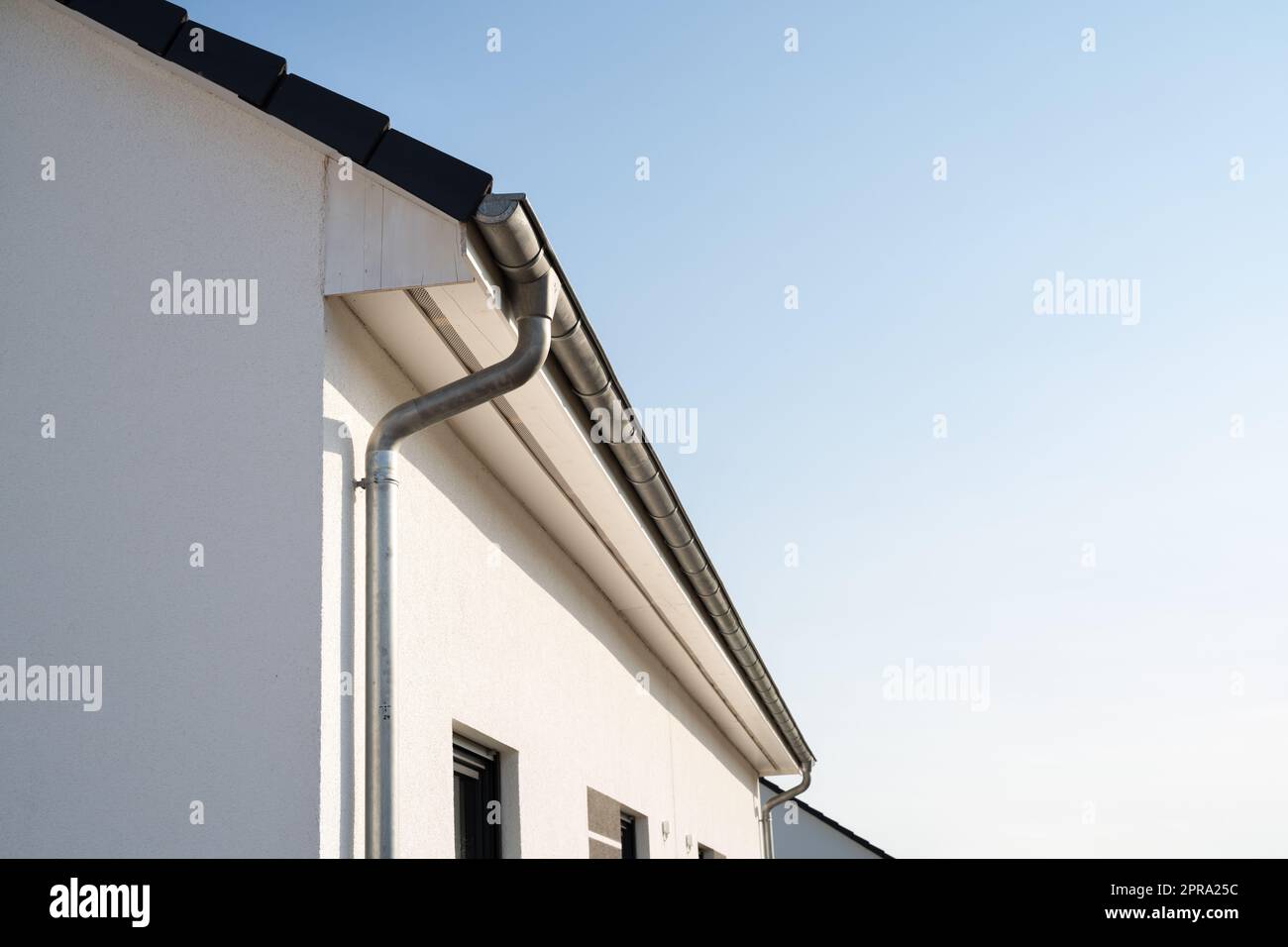 Drenaggio del tetto della casa. Esterno della casa residenziale Foto Stock