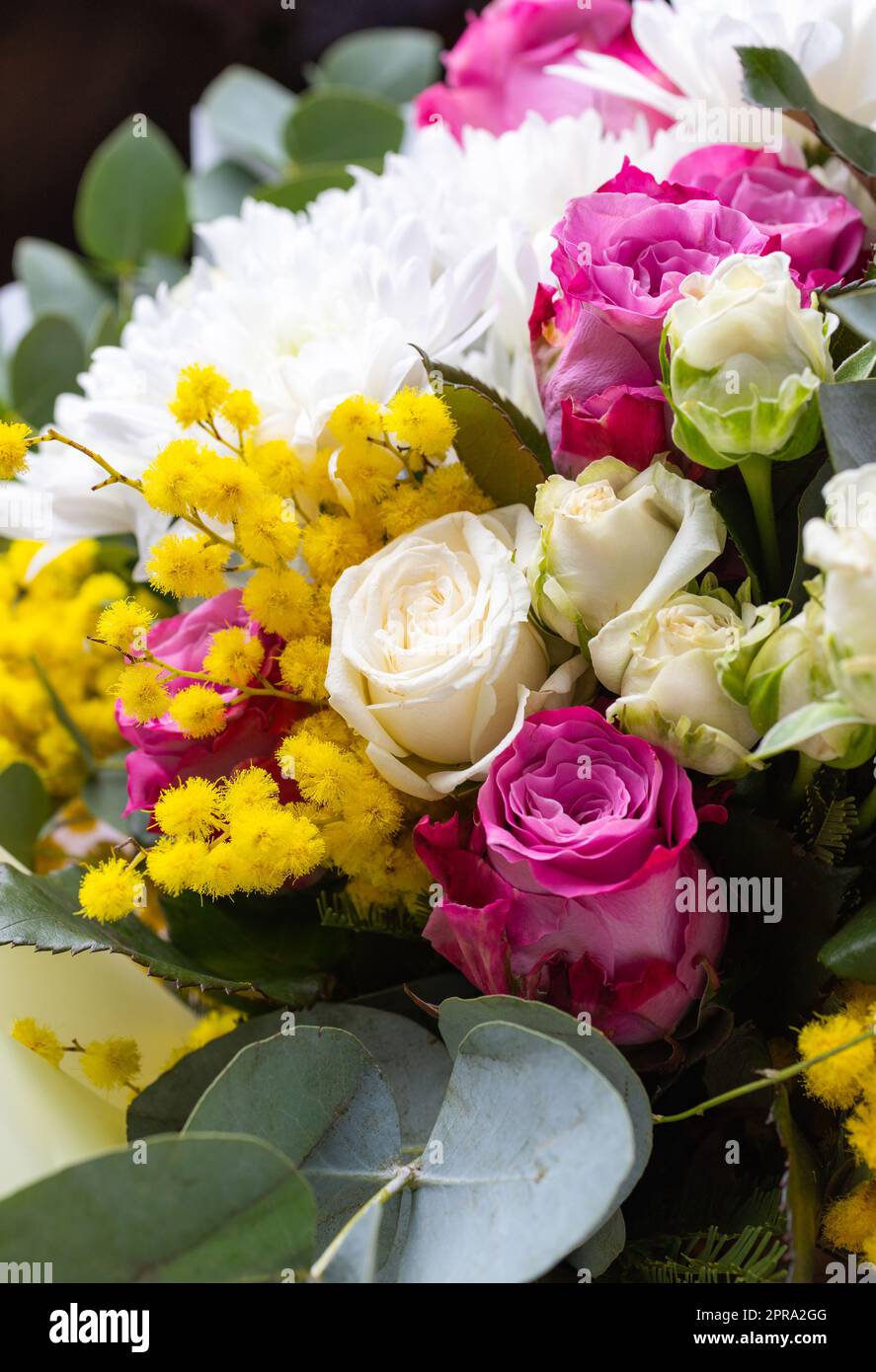 Primo piano di una composizione floreale di colore brillante composta da fiori diversi. Foto Stock