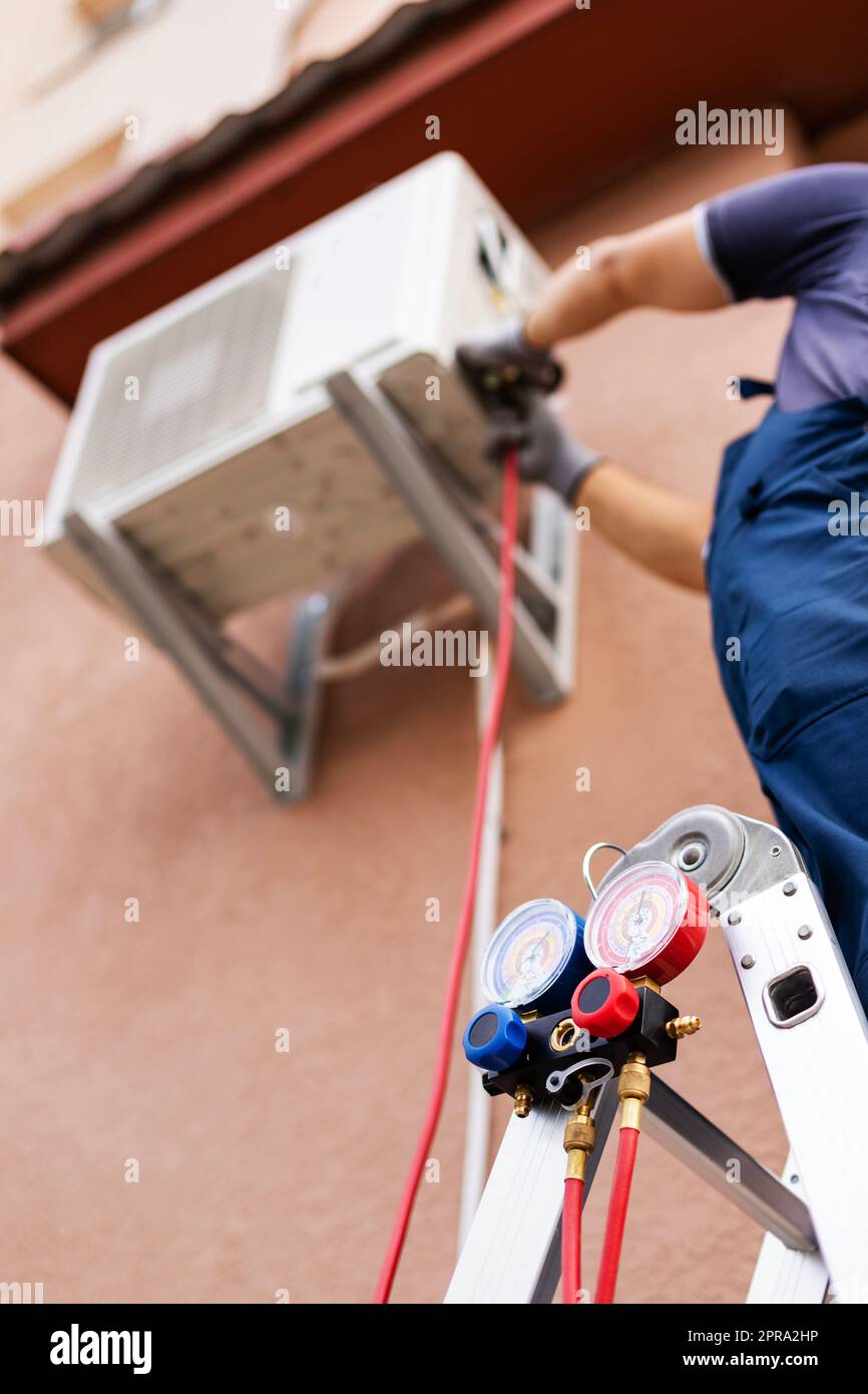 Primo piano dei manometri dalla pompa del vuoto che svuota e controlla l'impianto di climatizzazione. Foto Stock