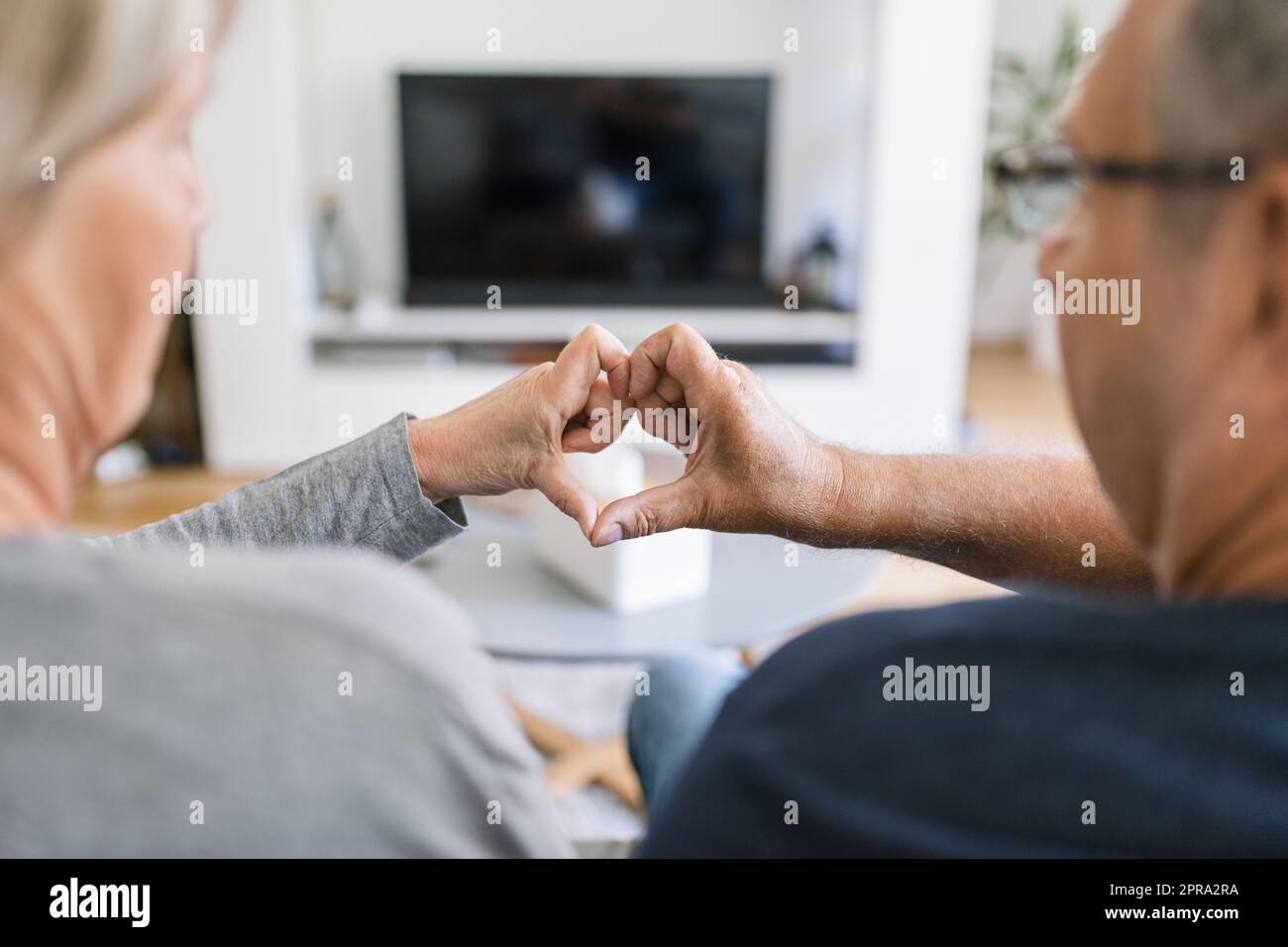Felice coppia romantica anziana innamorata di casa Foto Stock
