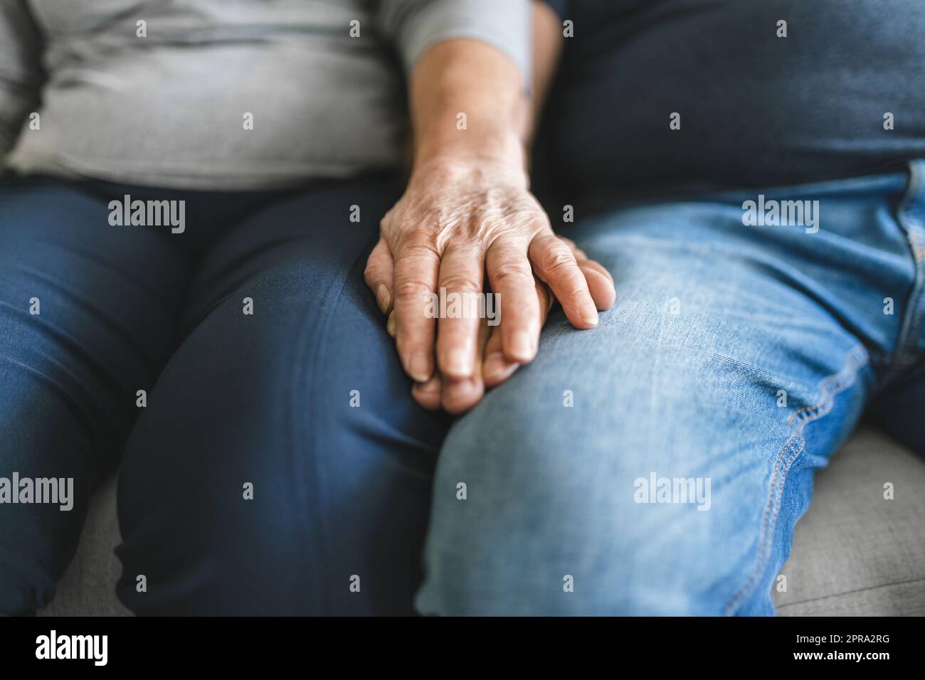Felice coppia romantica anziana in amore tenendo le mani Foto Stock