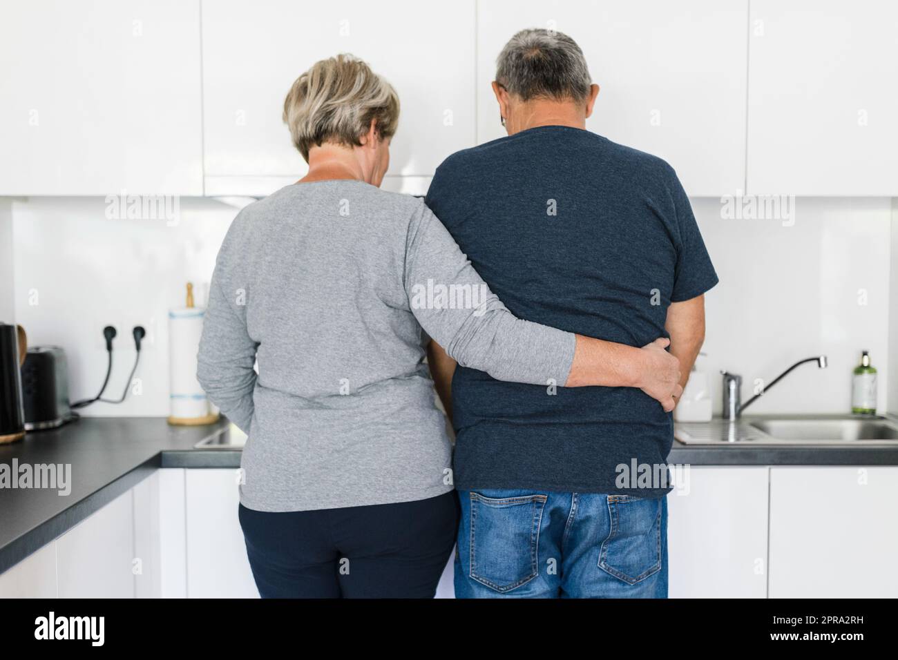 Felice coppia romantica senior in amore cucina a casa Foto Stock