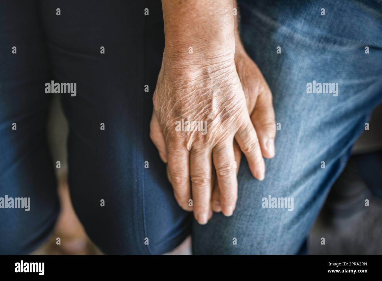 Felice coppia romantica anziana in amore tenendo le mani Foto Stock