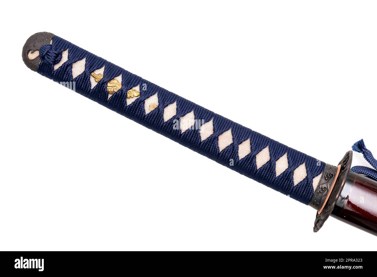 Tsuka : manico di spada giapponese avvolto da cordoncino di seta navy su pelle di raggio bianco isolato su sfondo bianco. Messa a fuoco selettiva. Foto Stock