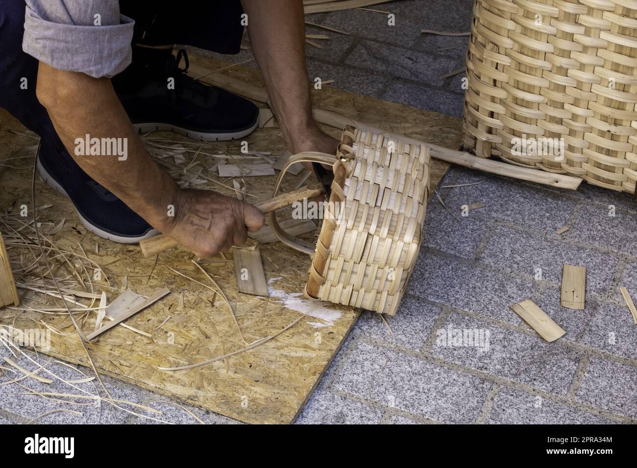Realizzazione di cesti di vimini Foto Stock