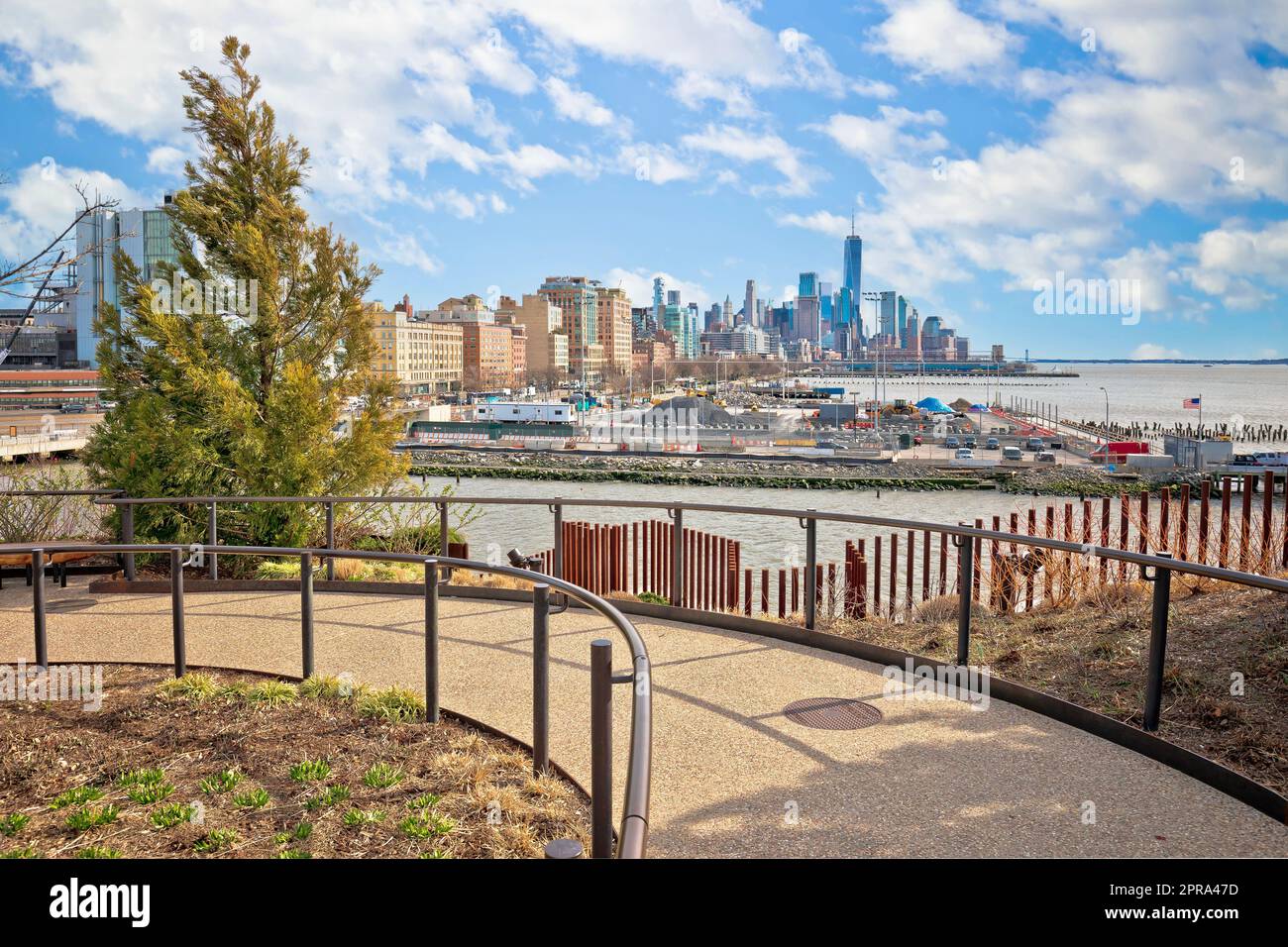 Vista dello skyline di New York da Little Island Foto Stock