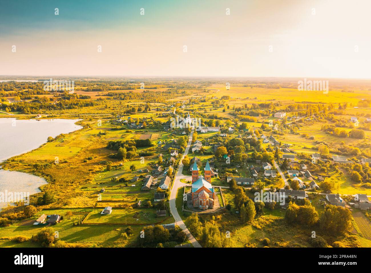 Ikazn, distretto di Braslaw, Vitebsk Voblast, Bielorussia. Veduta aerea della Chiesa del corpo di Dio Foto Stock