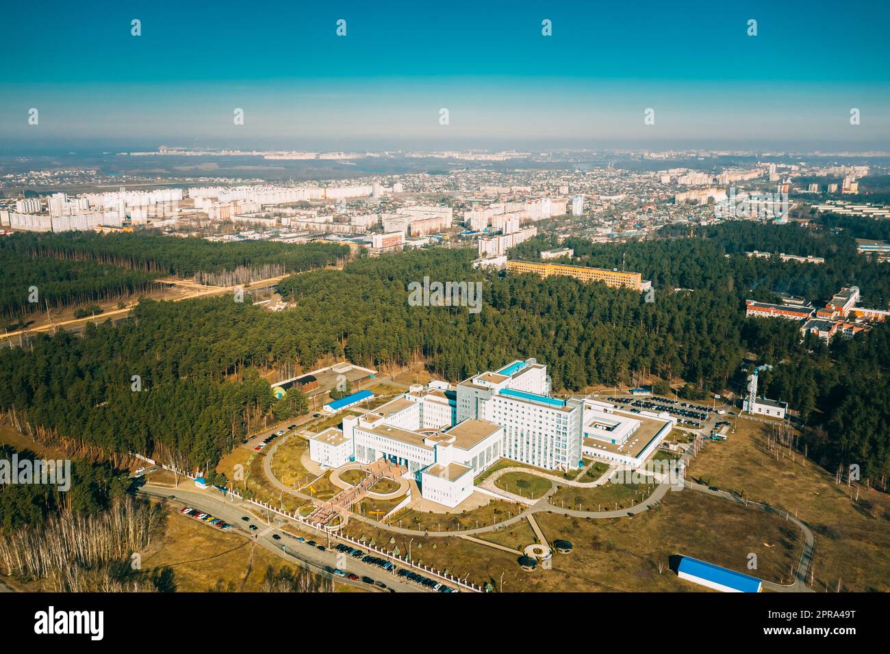 Vista aerea della costruzione del Centro Scientifico per la Medicina delle radiazioni e l'Ecologia umana in Primavera del giorno della domenica. Vista dall'alto. Vista drone. Vista dall'alto. Foto Stock