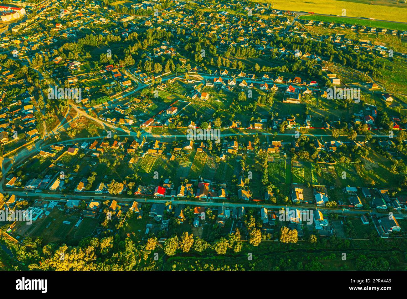 Vista aerea dei Giardini vegetali nella piccola città o villaggio. Skyline in estate sera. Village Garden Beds in Bird's-eye View Foto Stock