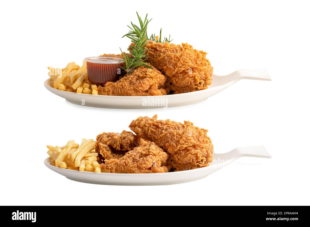 Pollo fritto e patatine fritte servite su piatto bianco isolato su sfondo bianco con percorso di taglio, cibo spazzatura ad alto contenuto calorico Foto Stock