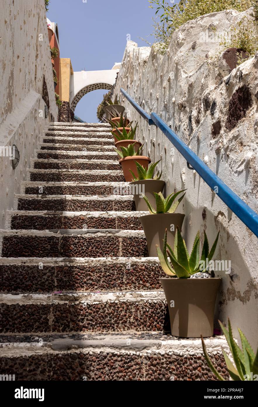 Stretti gradini di pietra in spiaggia rossa sulla costa meridionale dell'isola di Santorini, Cicladi. Foto Stock