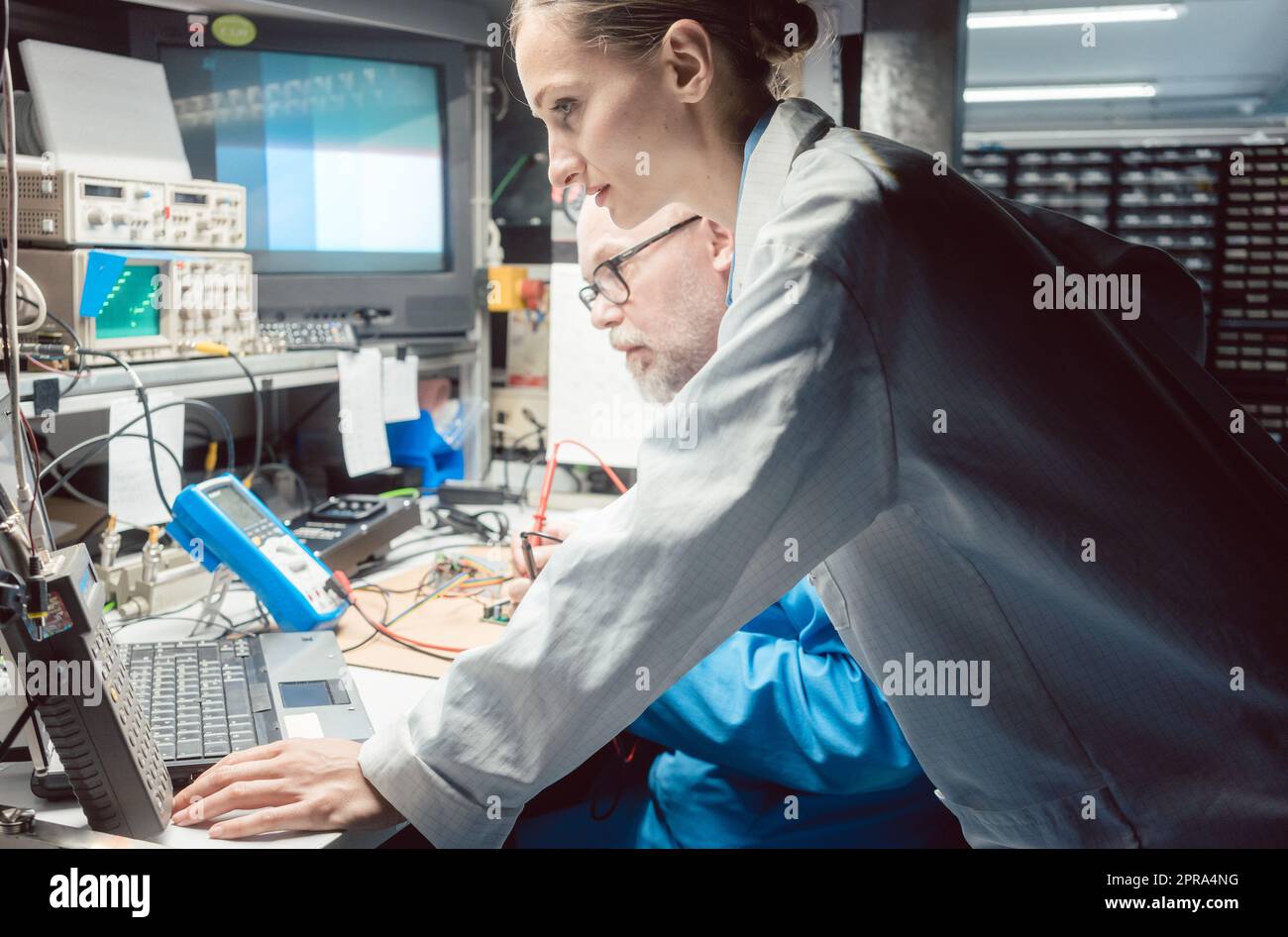Team di ingegneri di sviluppo che progettano nuovi prodotti in laboratorio Foto Stock