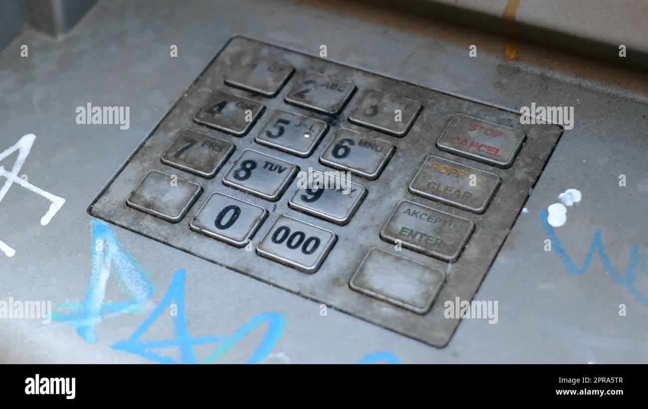 Vecchio danneggiato sporco fuori servizio tastiera ATM, numeri inutilizzati tasti dettaglio oggetto, primo piano, nessuno crisi finanziaria, economia recessione, povertà, fin Foto Stock