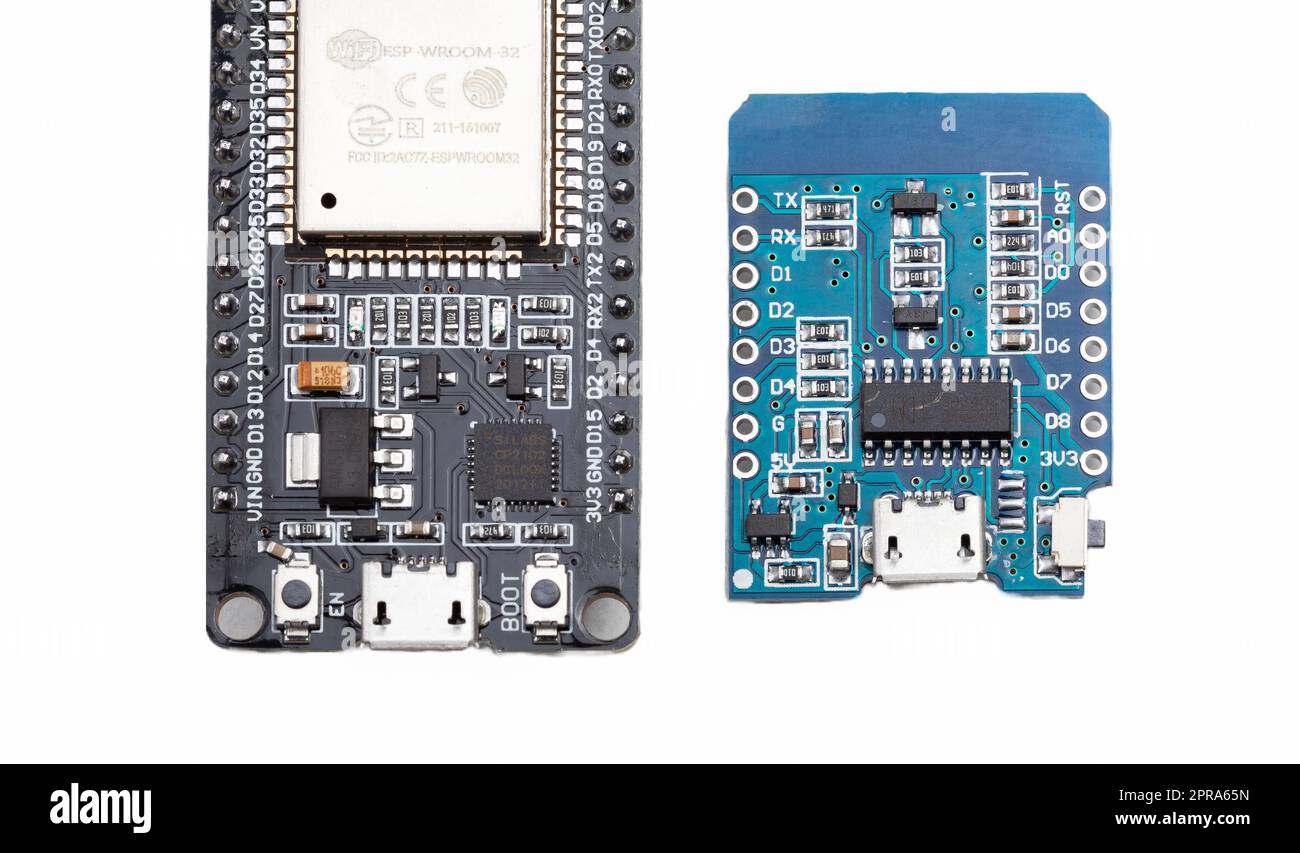 Due schede ESP 32 vista dall'alto, dettaglio oggetti, macro, primo piano estremo, ripresa dall'alto, isolato su bianco, tagliato. Microcontrollori, microcontrollori complessi Foto Stock