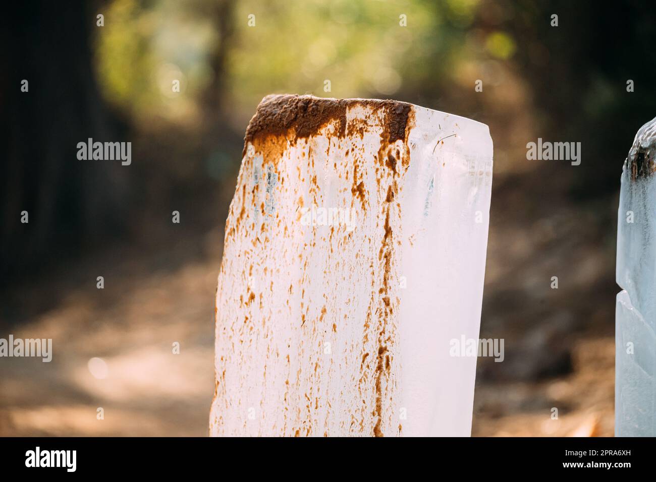 Goa, India. Primo piano su Pieces of Ice Standing on Sand Foto Stock