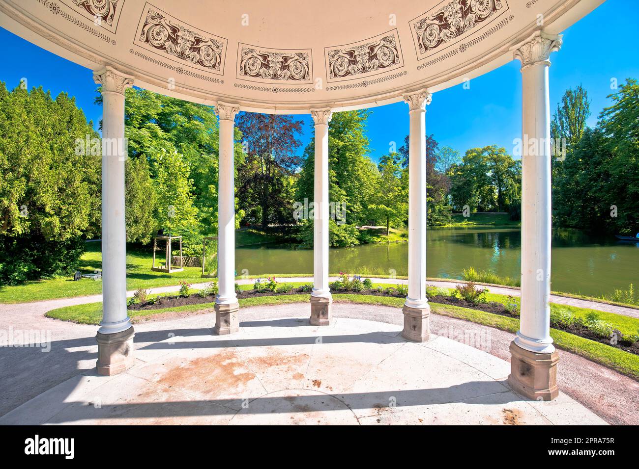 Parco Parc de l'Orangerie a Strasburgo, idilliaco padiglione e vista sulla natura Foto Stock