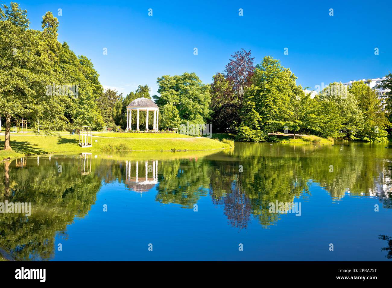 Vista panoramica del lago Park de la Orangerie a Strasburgo Foto Stock