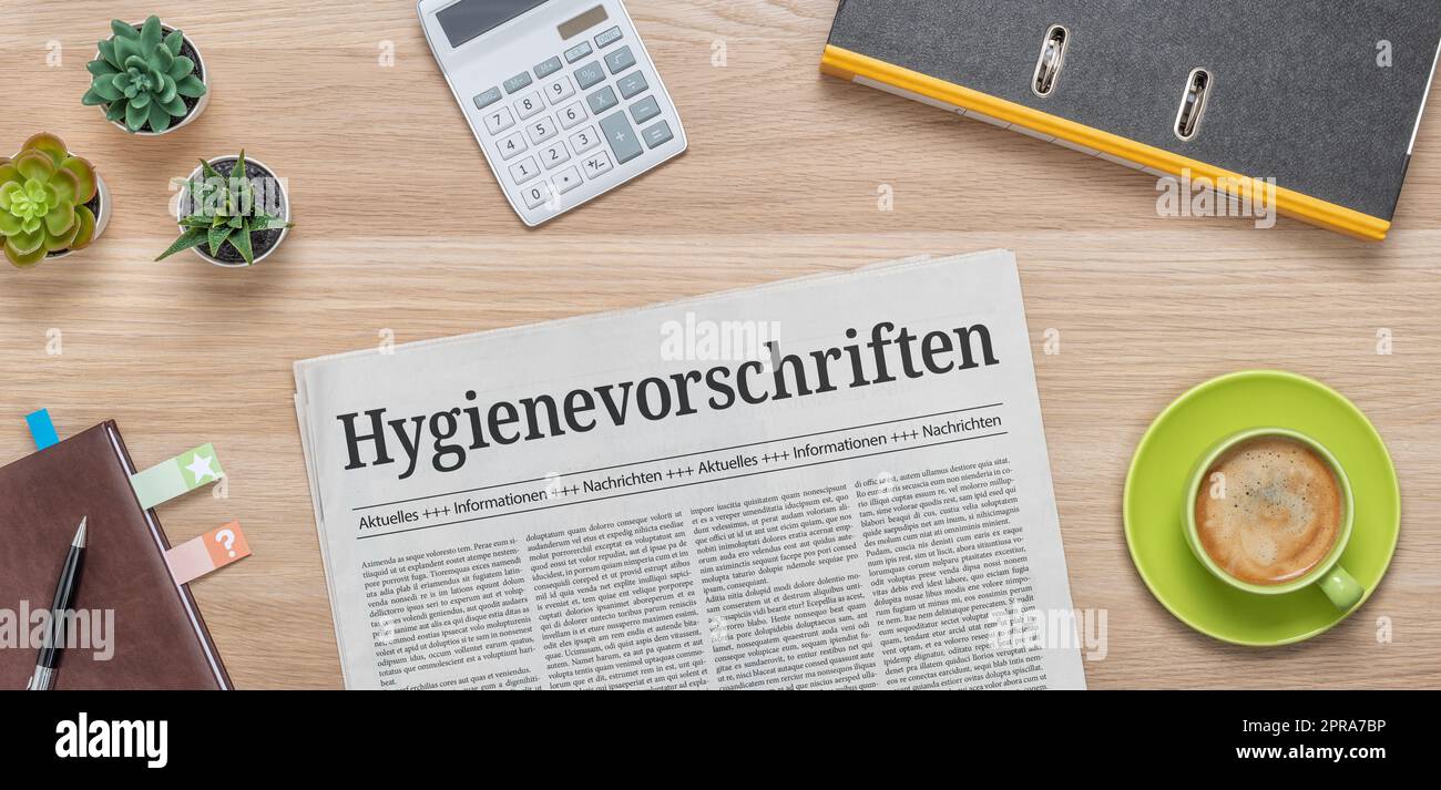 Un giornale su una scrivania con il titolo Hygiene Regulations in tedesco - Hygienevorschriften Foto Stock