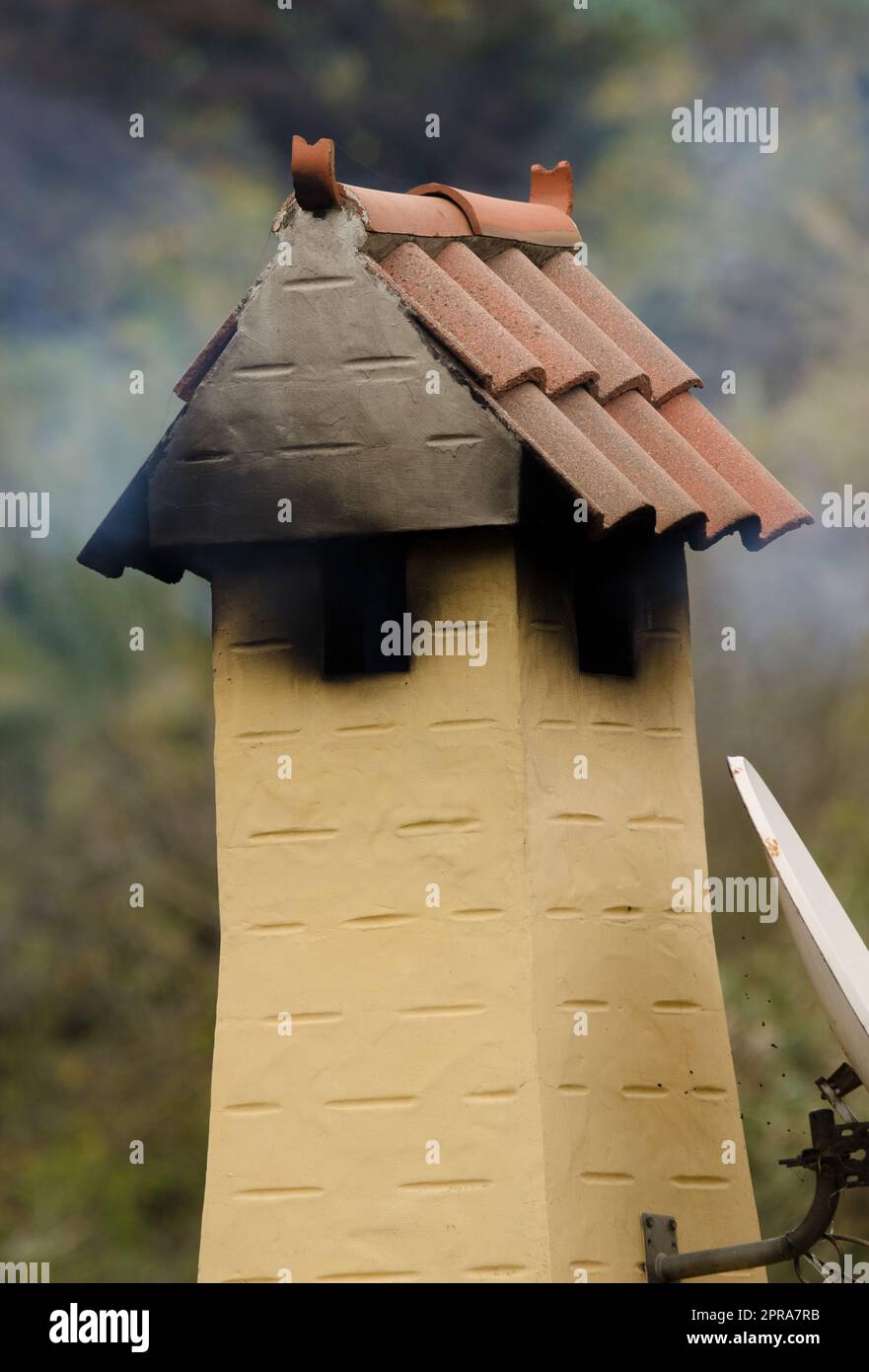 Camino che espelle il fumo. Foto Stock