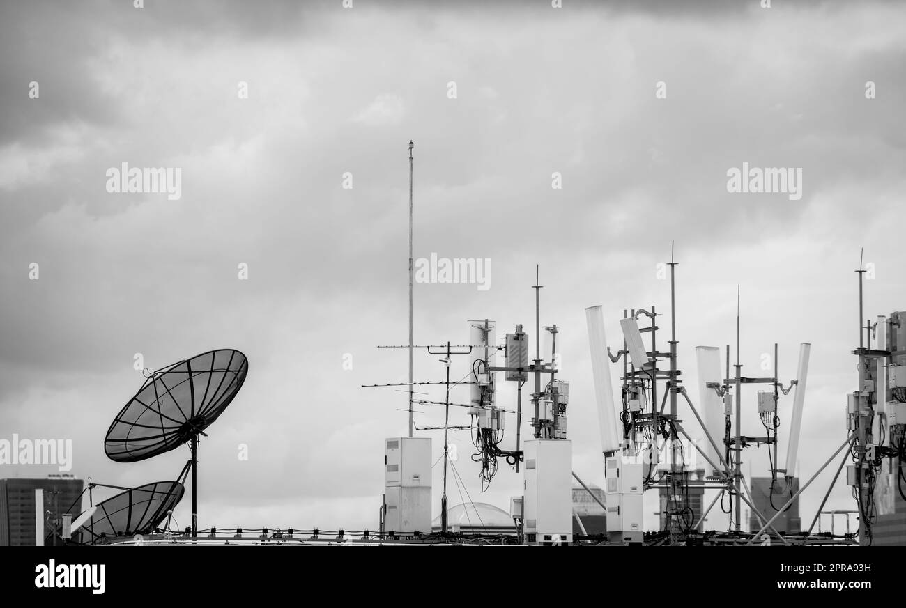 Apparecchiature di telecomunicazione per rete radio 5g. Torre di telecomunicazione, antenna e antenna parabolica. Antenna per rete wireless. Trasmissione al traino Foto Stock