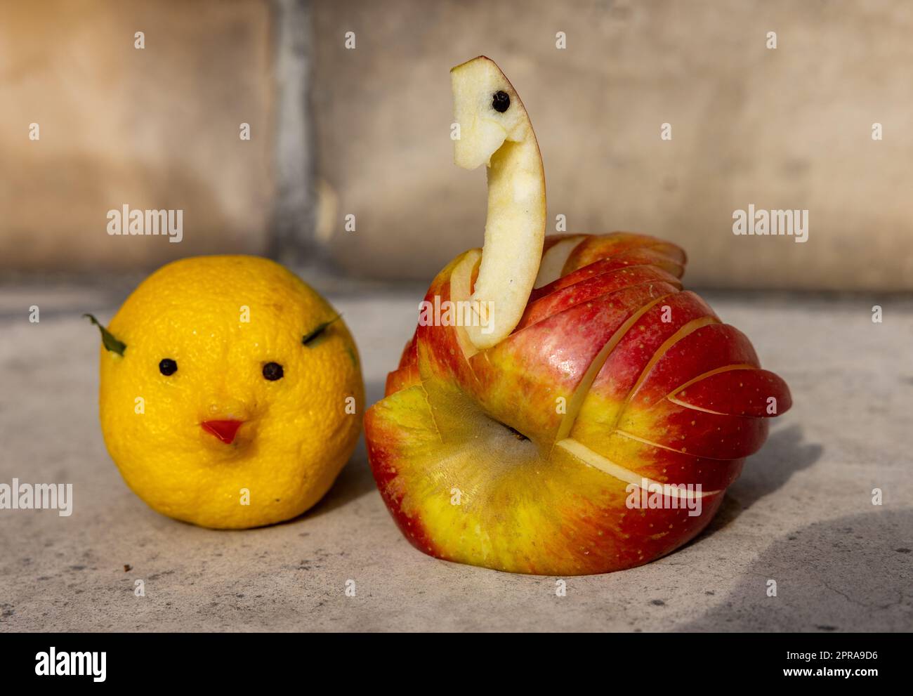 Decorazioni a forma di animale fatte di frutta Foto Stock