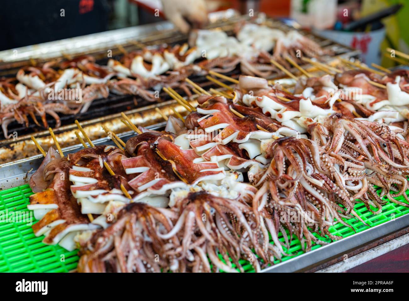 Calamari alla griglia nel mercato di strada di Taiwan Foto Stock