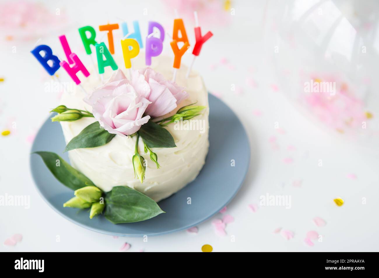 Bellissima torta bento luminosa, decorata con fiori freschi di eustoma sullo sfondo di dolci e l'iscrizione buon compleanno, palloncini. Il concetto di vacanza e sorrisi. Foto Stock