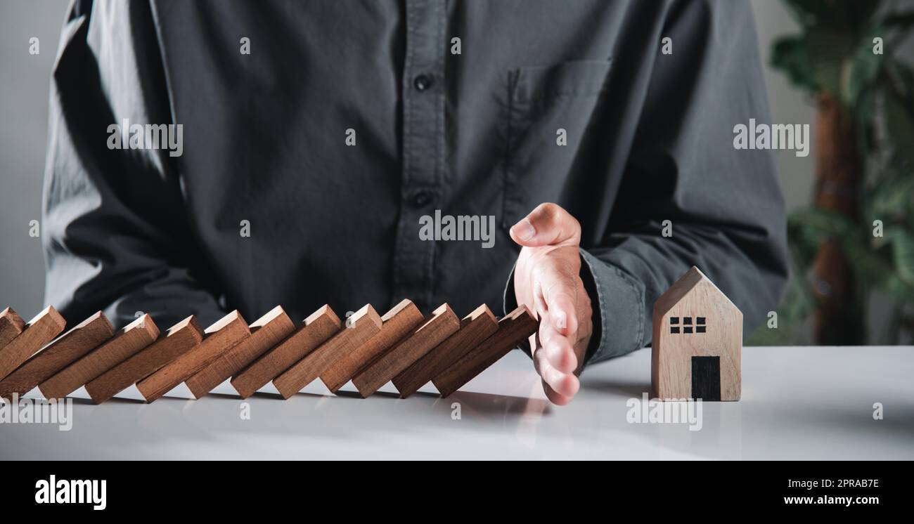 Man mano blocchi di legno blocco da molti fila caduta blocco di legno come domino a casa modello Foto Stock