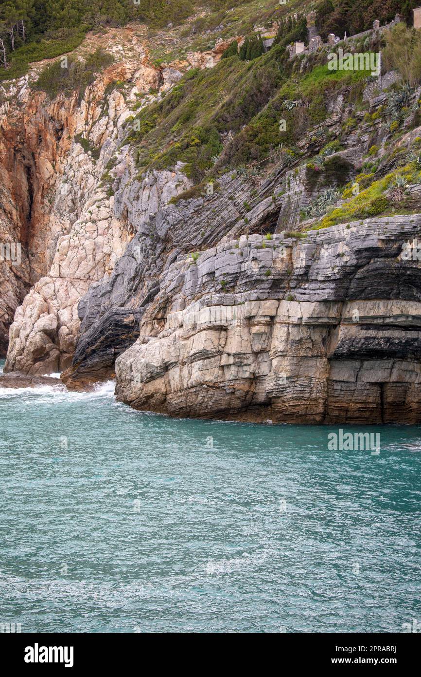 Vista sulla Grotta di Byron nella Baia dei Poeti, Portovenere, Riviera Italiana, Italia. Foto Stock