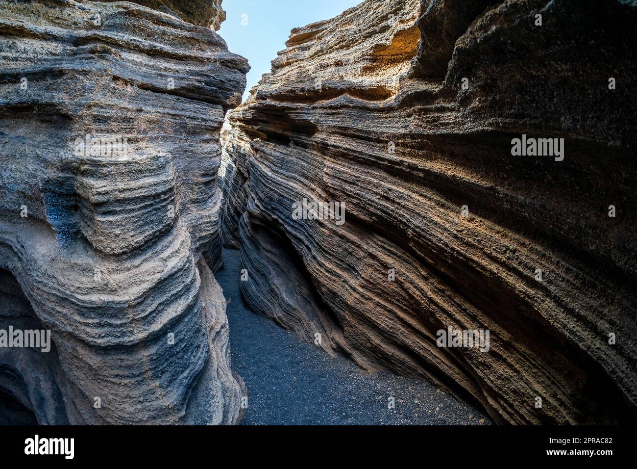 Las Grietas - fessura vulcanica formata sulle pendici del Montana Blanca. Immagine con gamma dinamica elevata. Lanzarote, Isole Canarie. Spagna. Foto Stock