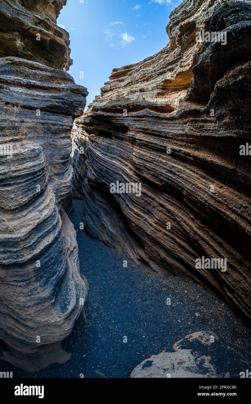 Las Grietas - fessura vulcanica formata sulle pendici del Montana Blanca. Immagine con gamma dinamica elevata. Lanzarote, Isole Canarie. Spagna. Foto Stock
