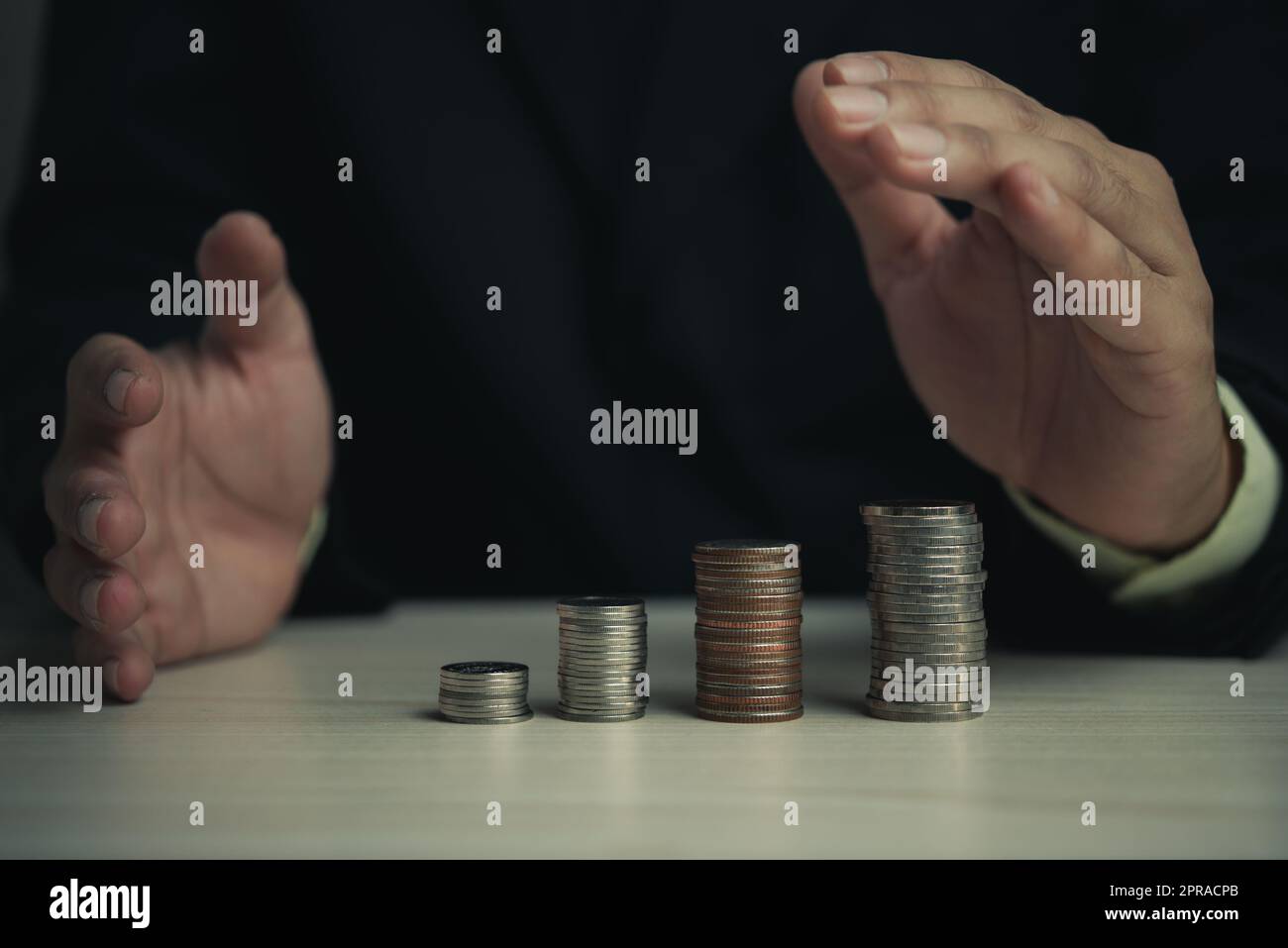 Il risparmio economico delle imprese finanzia la crescita dell'economia d'investimento. Assicurazione di concetto e inflazione di contabilità di imposta. Foto Stock