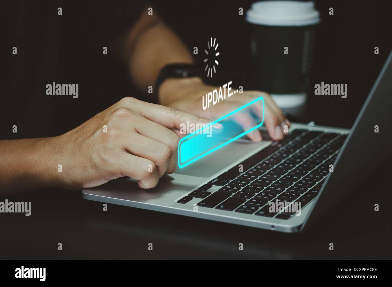 Uomo che utilizza computer portatile digitale Internet tecnologia aggiornare il software o il programma simbolo schermo virtuale business concetto. Foto Stock