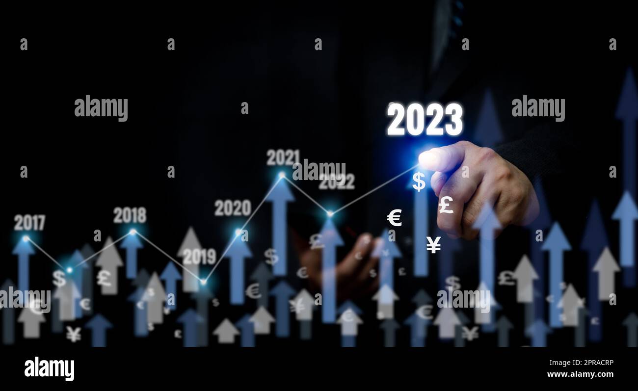 Businessman touch freccia e 2023 moneta copia spazio background.Business finanza crescita successo processo di investimento concetto di mercato economico. Foto Stock