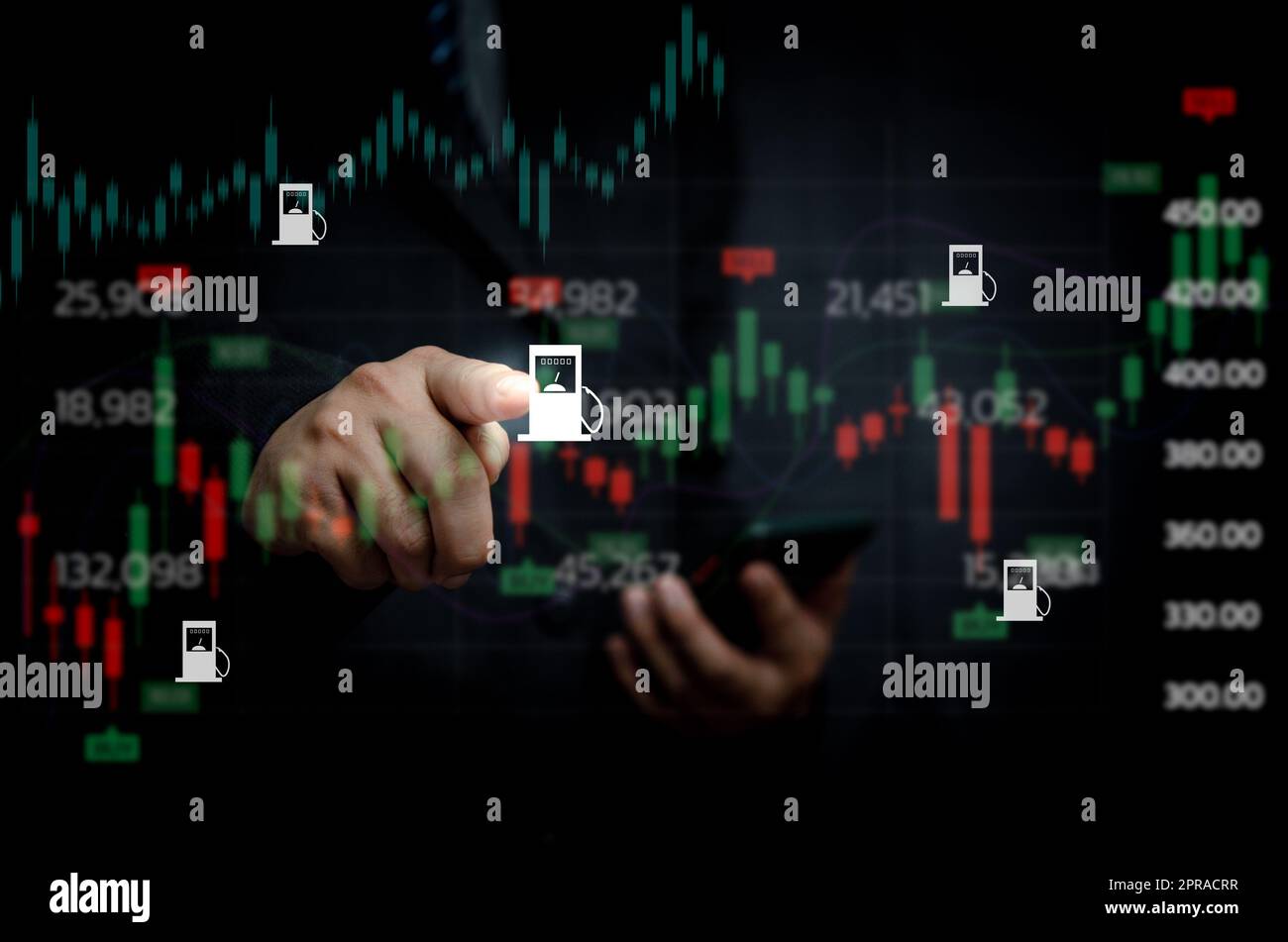 Touch screen a mano schermo virtuale grafico delle condizioni del petrolio finanziario ed energetico per sviluppare l'economia di analisi e il concetto di investimento forex commerciale. Foto Stock