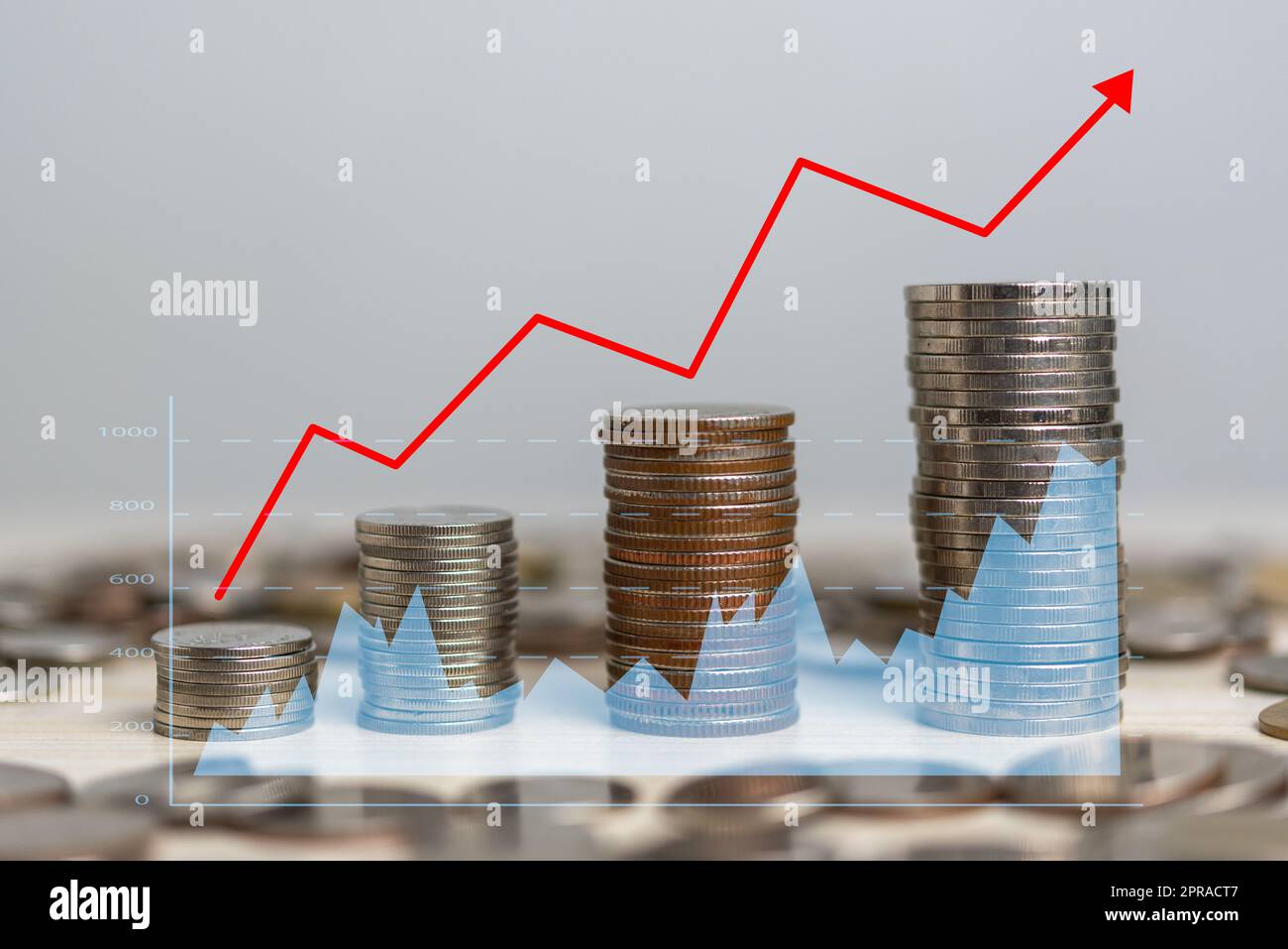 Business finanza investimenti economia risparmio denaro stack inflazione moneta e freccia rossa con grafico schermo virtuale sulla scrivania. Foto Stock