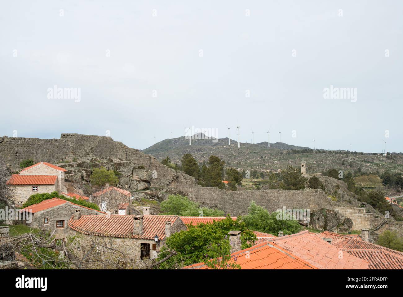 Sortelha. Area rurale con generazione di energia eolica. Portogallo Foto Stock