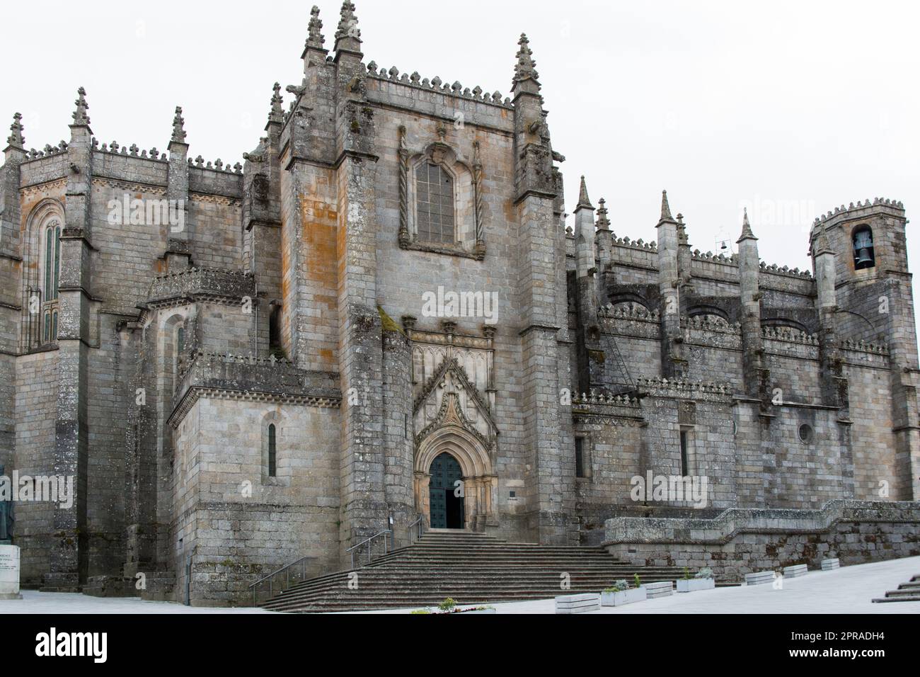 Facciata della cattedrale cattolica di Guarda, Portogallo. Europa Foto Stock